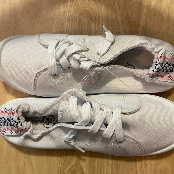 white sole tennis shoes